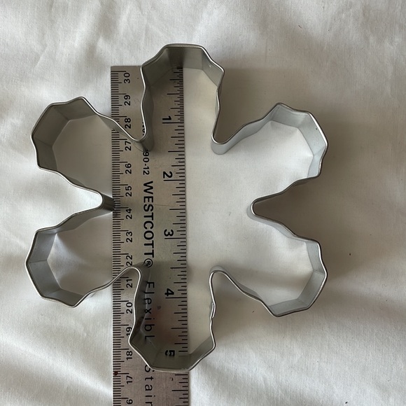 Wilton snowflake cookie cutters- set of 4 - Picture 2 of 5